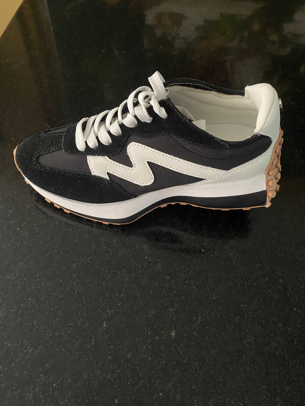 Tenis para dama se marca
