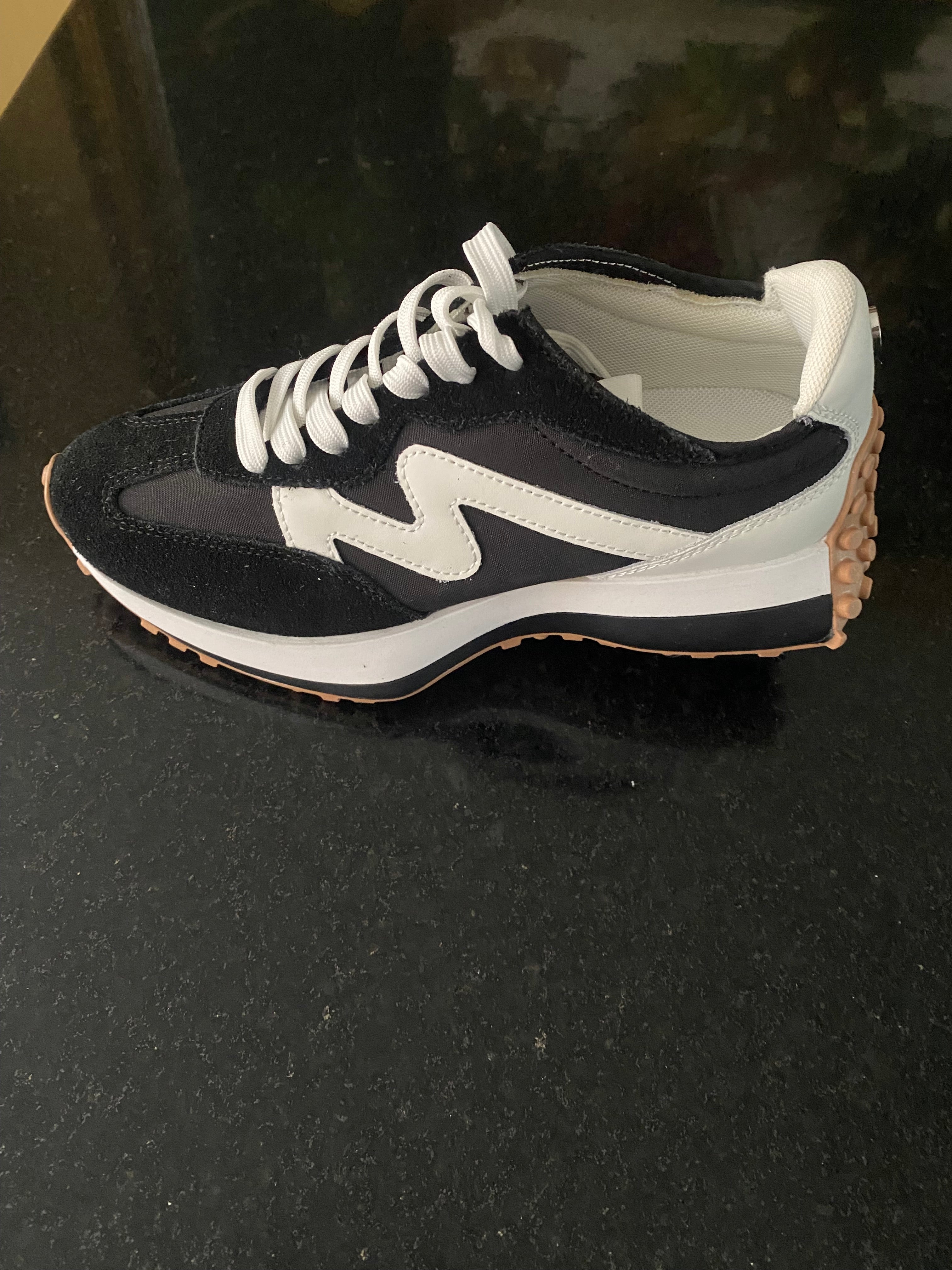 Tenis para dama se marca
