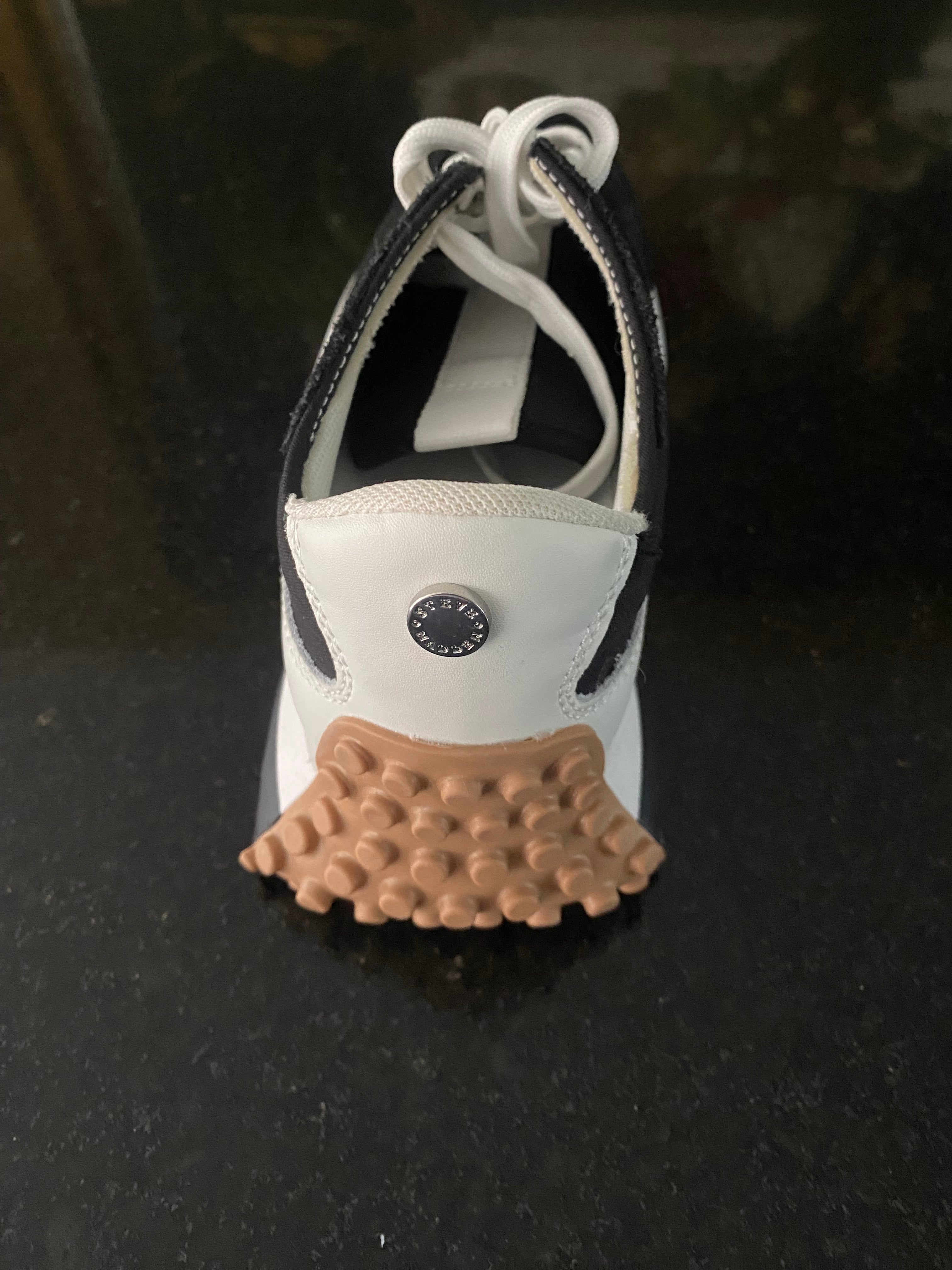 Tenis para dama se marca