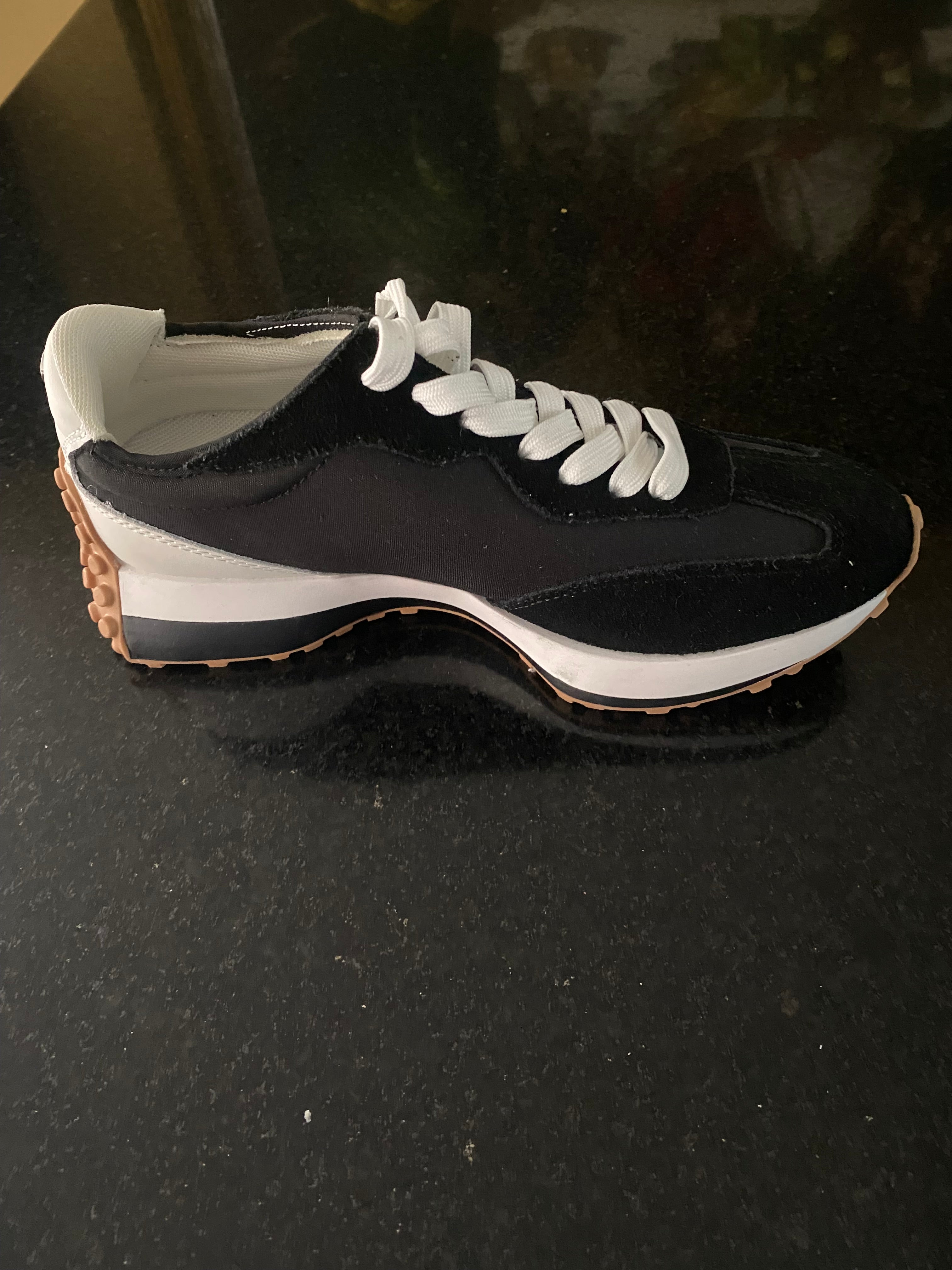 Tenis para dama se marca