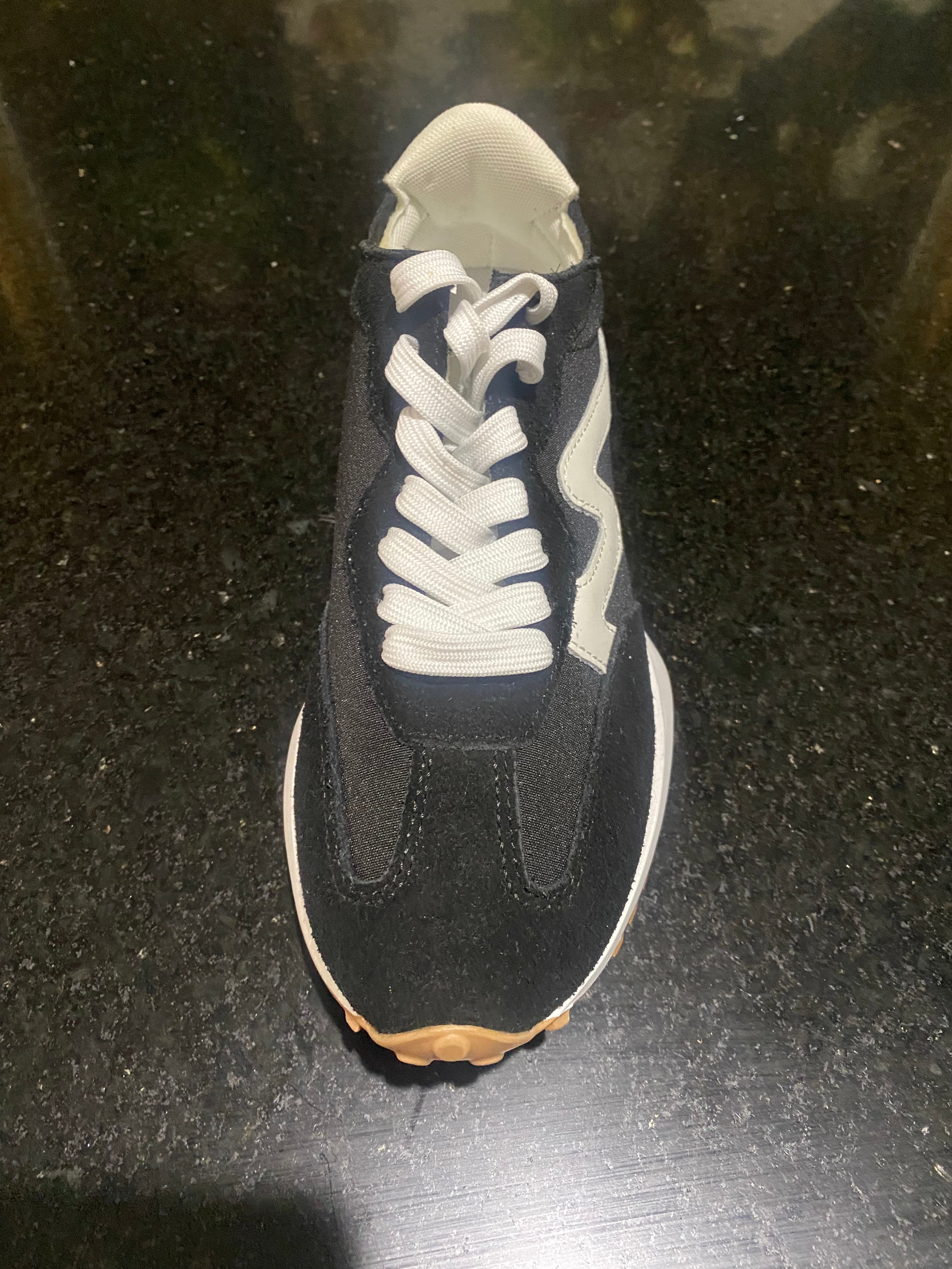Tenis para dama se marca