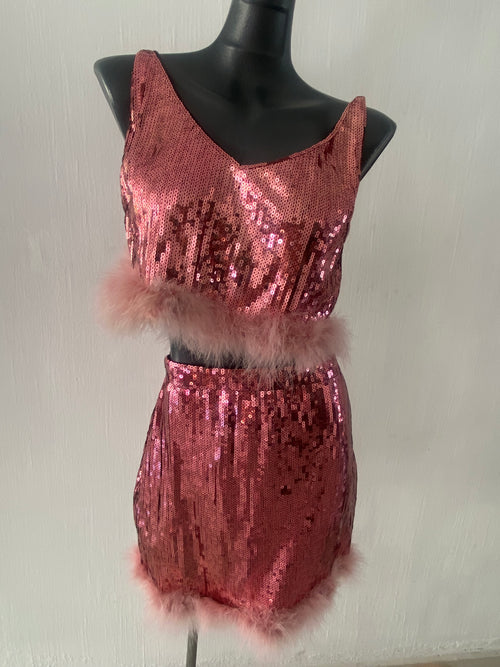 Conjunto juvenil se 2 piezas con tela de lentejuela en color rosa con adornos en plumas...
