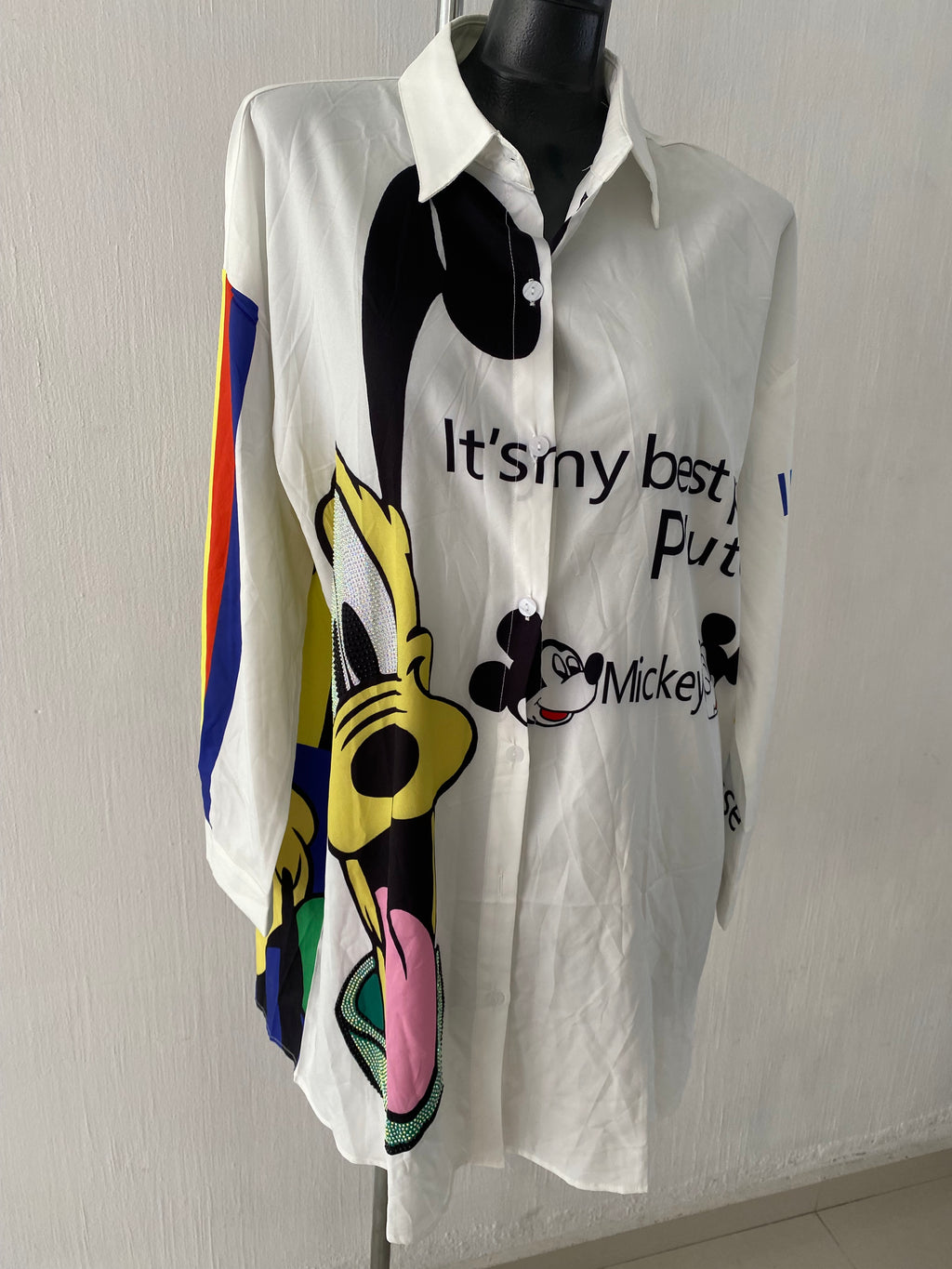 Vestido tipo camisa, con estampados de Disney y piedreria