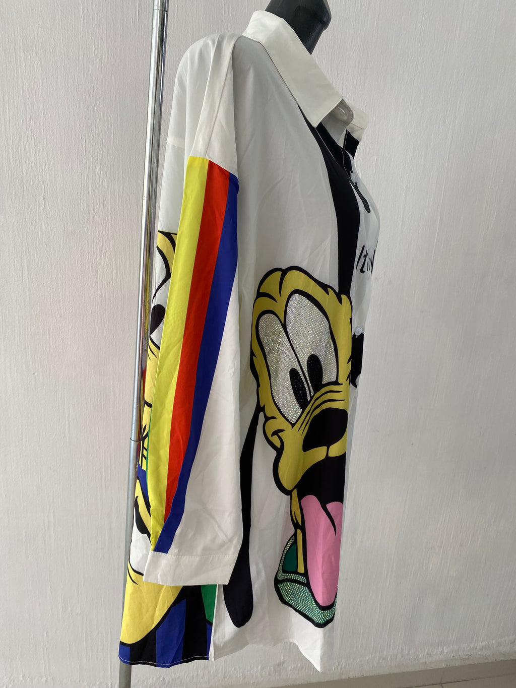 Vestido tipo camisa, con estampados de Disney y piedreria