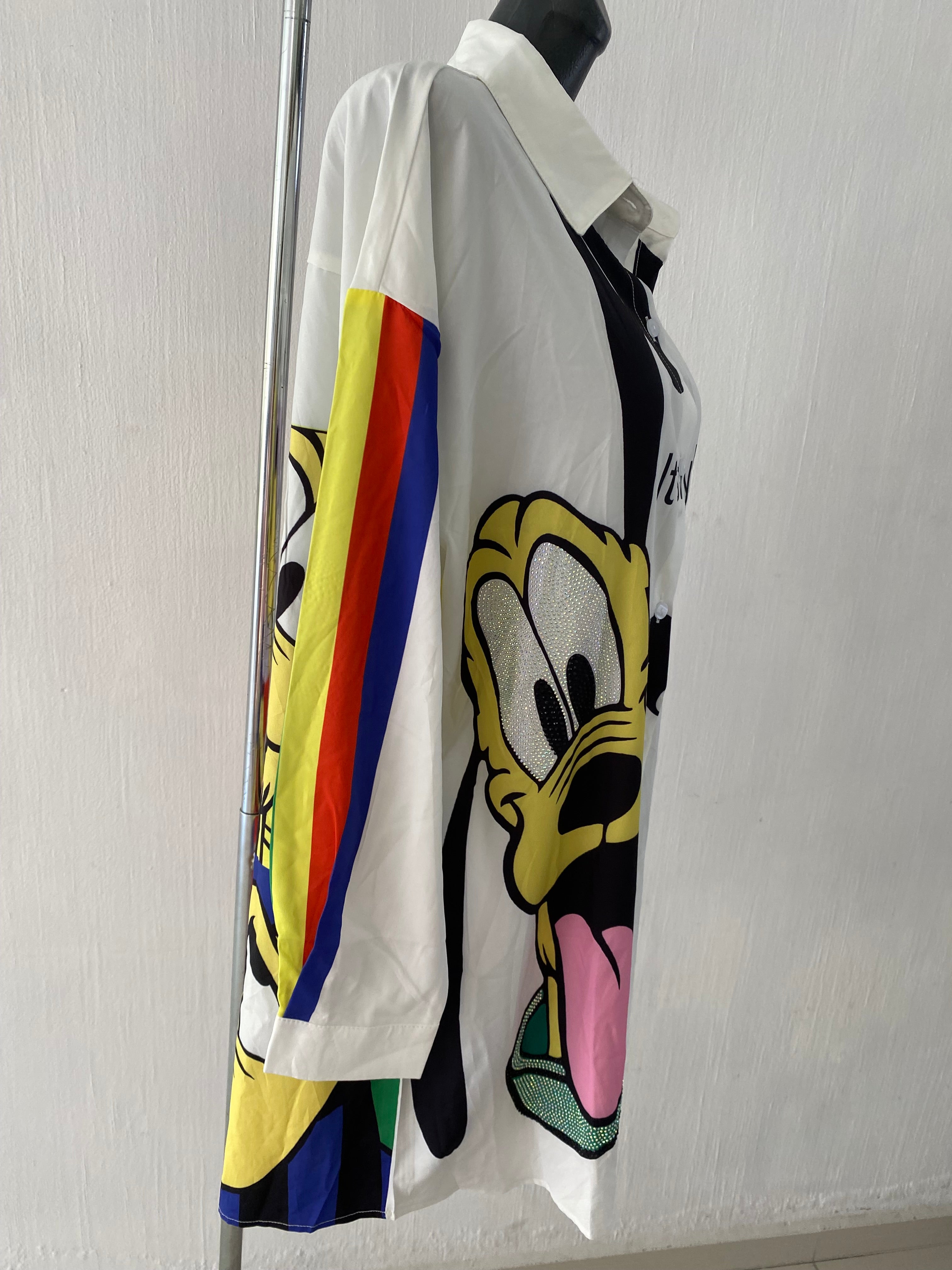Vestido tipo camisa, con estampados de Disney y piedreria