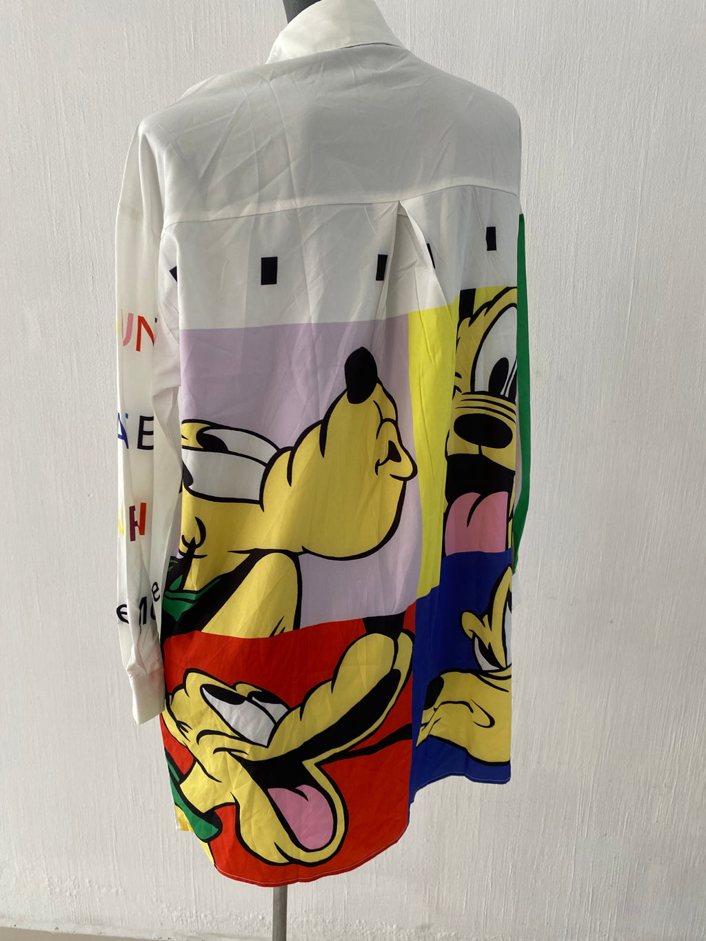 Vestido tipo camisa, con estampados de Disney y piedreria